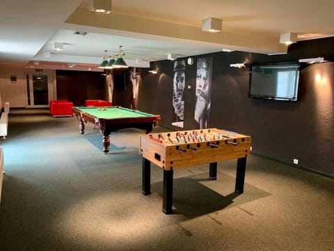 Billiard, Game Room