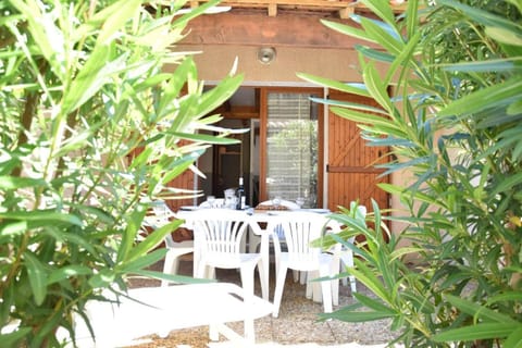 Patio, Facade/entrance, Day, Garden, Dining area