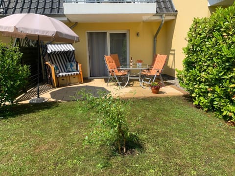 Property building, Spring, Garden, Seating area, Dining area, Garden view, sunbed