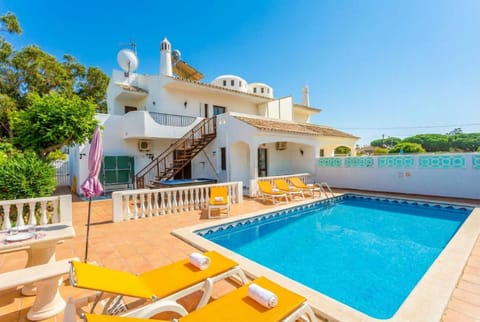 Property building, Day, Balcony/Terrace, Pool view, Swimming pool, sunbed