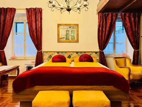 Bed, Living room, Photo of the whole room, Seating area, Bedroom