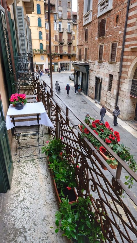 Balcony/Terrace, Street view