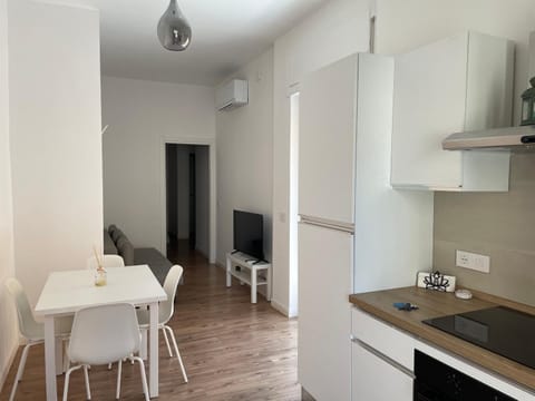 TV and multimedia, Kitchen or kitchenette, Dining area, oven, stove