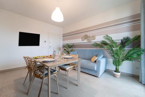 Communal lounge/ TV room, TV and multimedia, Living room, Seating area, Dining area, Evening entertainment