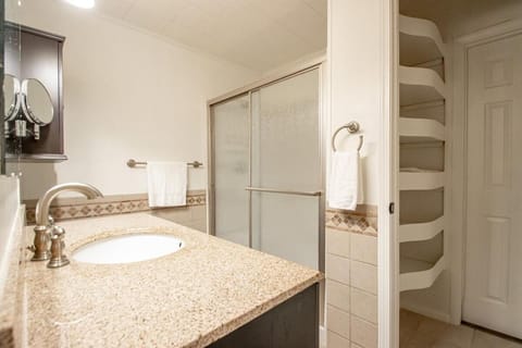 Lakefront, Game Room, Hot Tub, Fire Pit House in Rockwell