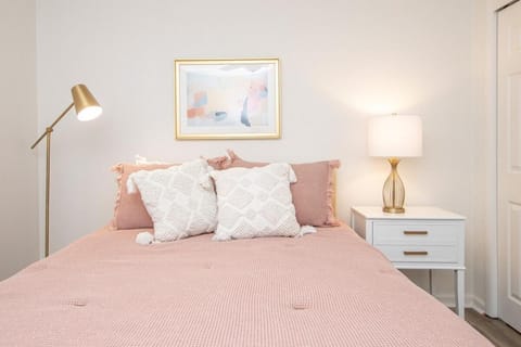 Lakefront, Game Room, Hot Tub, Fire Pit House in Rockwell