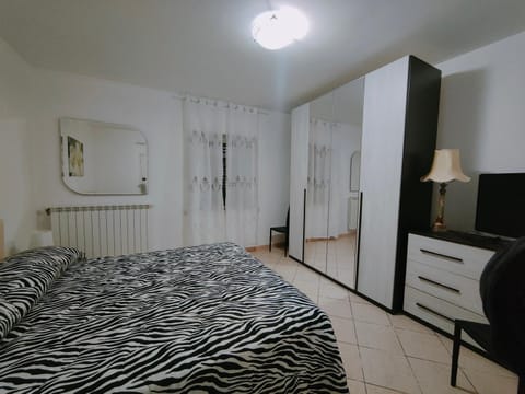 Bed, TV and multimedia, Photo of the whole room, Bedroom, wardrobe