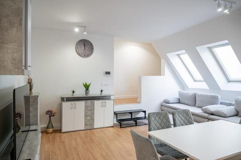 TV and multimedia, Living room, Seating area, Dining area