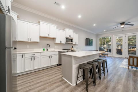 Lakefront Oasis with Game Room! House in Lake Hamilton