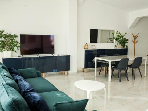 Communal lounge/ TV room, TV and multimedia, Living room, Seating area, Evening entertainment