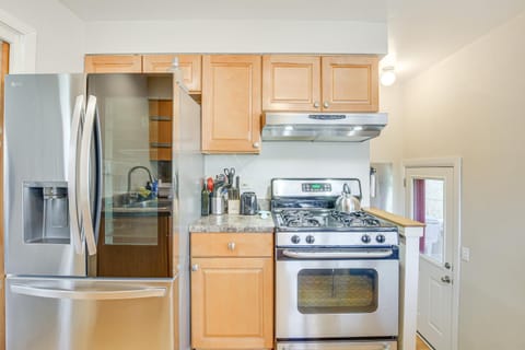 Home with Fenced Yard 13 Mi to Downtown Chicago! House in Evanston