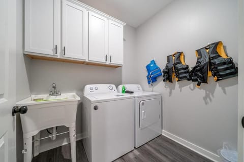 Lakefront Oasis 7 Min to DWNTN with Game Room! House in Lake Hamilton