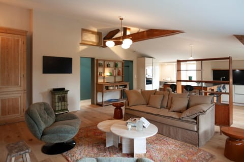 Living room, Seating area