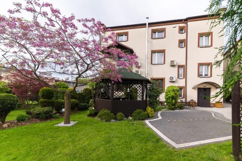 Property building, Garden, Parking