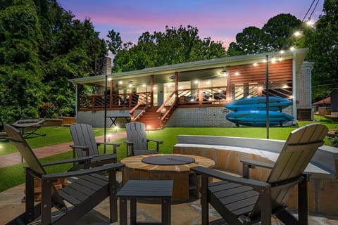 Steps to the Lake, Game Room & More! Sleeps 9 House in Lake Hamilton