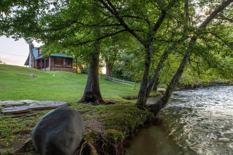 Rippling Waters Retreat, Riverfront Rustic Cabin Cabin in Townsend