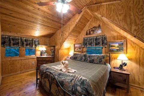 Rippling Waters Retreat, Riverfront Rustic Cabin Cabin in Townsend