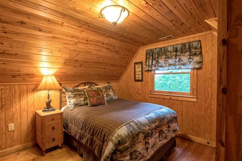 Rippling Waters Retreat, Riverfront Rustic Cabin Cabin in Townsend