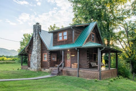 Rippling Waters Retreat, Riverfront Rustic Cabin Cabin in Townsend