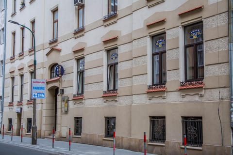Facade/entrance