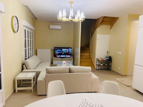 Communal lounge/ TV room, TV and multimedia, Living room, Seating area, air conditioner