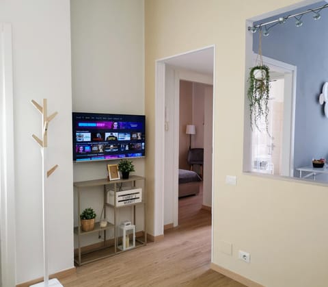 TV and multimedia, Living room, Seating area, Dining area