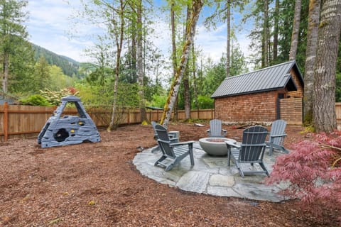 Stay Portland - Alpine Retreat Hot Tub, Fire Pit & Game Room House in Mount Hood Village