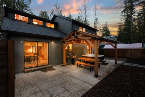 Stay Portland - Alpine Retreat Hot Tub, Fire Pit & Game Room House in Mount Hood Village