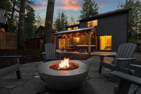 Stay Portland - Alpine Retreat Hot Tub, Fire Pit & Game Room House in Mount Hood Village