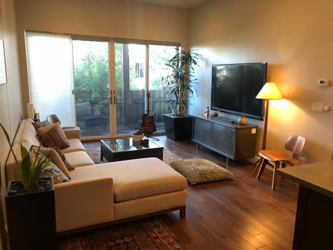 Communal lounge/ TV room, TV and multimedia, Living room, Seating area, Evening entertainment