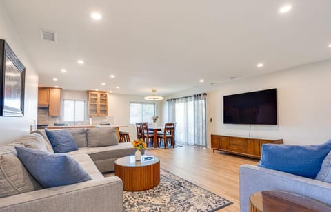 Communal lounge/ TV room, TV and multimedia, Living room, Seating area, Evening entertainment
