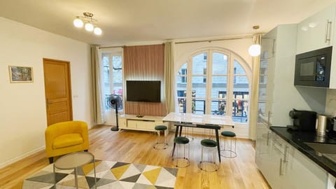 TV and multimedia, Living room, Seating area, Dining area
