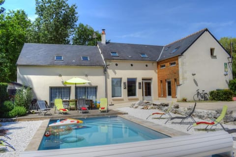 Property building, Patio, Swimming pool, Swimming pool, sunbed