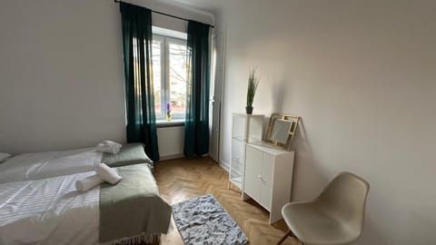 Bed, Photo of the whole room, Seating area, Bedroom, towels