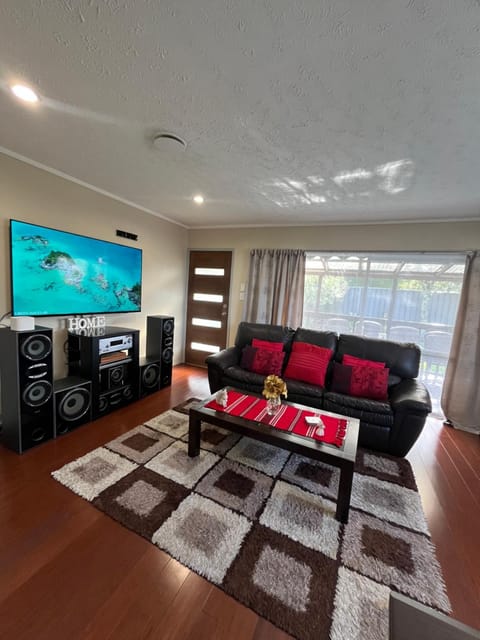 Palm House - Serene Private Oasis House in Auckland