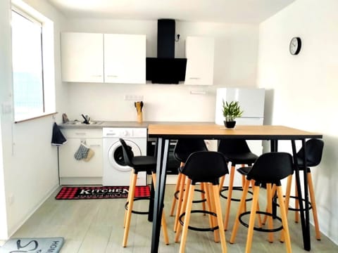 Kitchen or kitchenette, Seating area, Dining area, stove