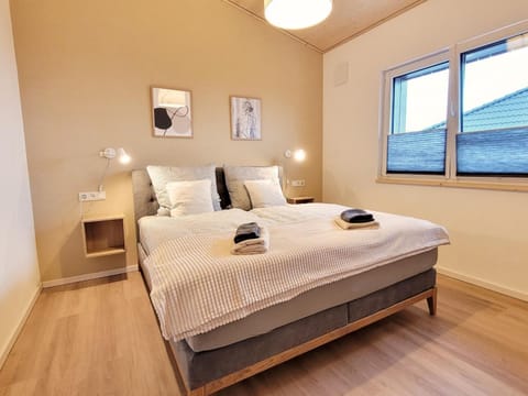 Bed, Photo of the whole room, Bedroom, towels