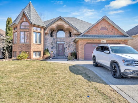 Spacious 3BR Near Ambassador & Gordie Howe Bridges Apartment in Windsor