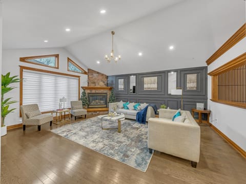 Spacious 3BR Near Ambassador & Gordie Howe Bridges Apartment in Windsor