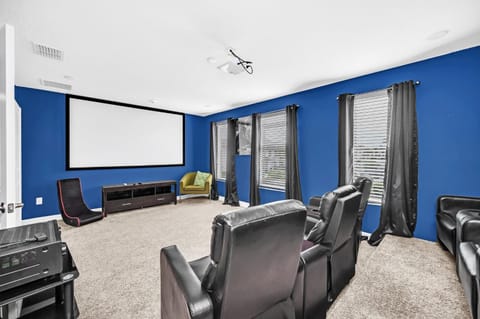 Lakefront Luxury Retreat Private Pool & Movie Theater 367 House in Kissimmee