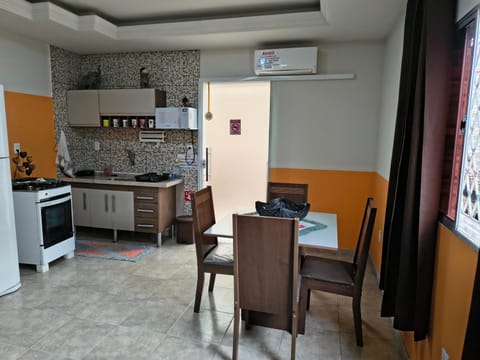 Kitchen or kitchenette, Dining area, oven