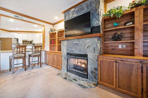 Fam Friendly - 2BR Condo - POOL Fitness Ctr MORE House in Pittman Center