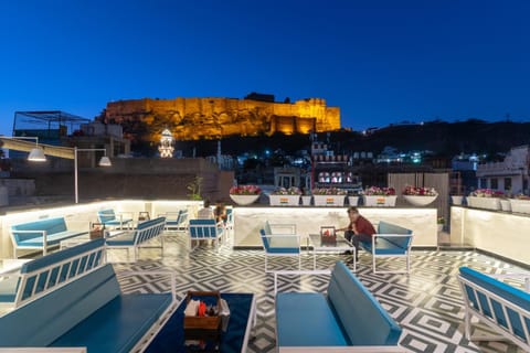 Restaurant/places to eat, Balcony/Terrace, Seating area
