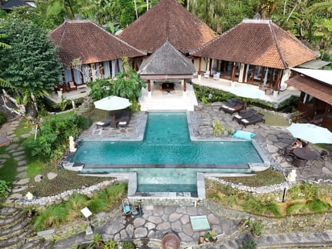 Property building, Day, Natural landscape, Swimming pool, sunbed