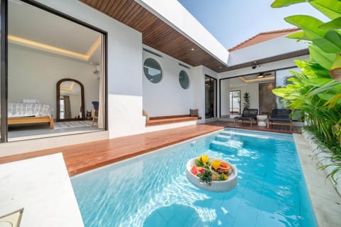 Property building, Patio, Swimming pool, Swimming pool, sunbed