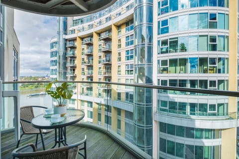 Property building, Balcony/Terrace, Dining area