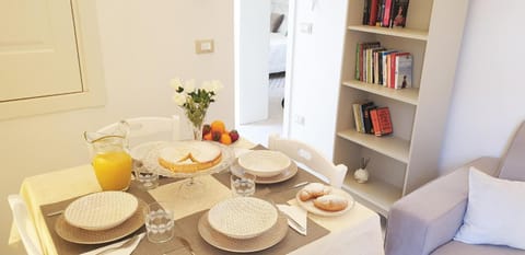 Living room, Food and drinks, Dining area