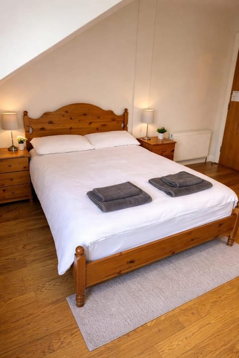 Bed, Bedroom, towels