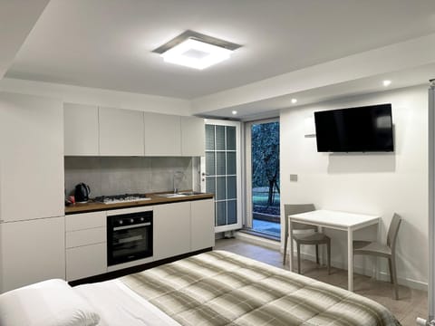 Bed, TV and multimedia, Bedroom, kitchen