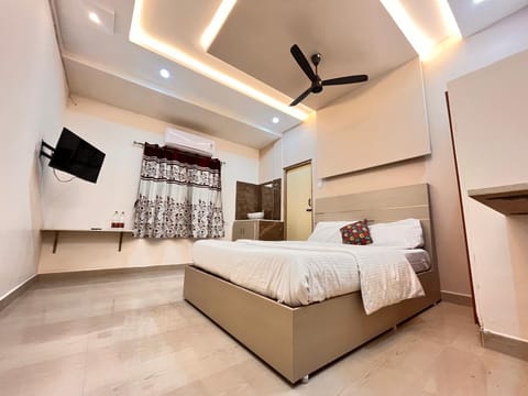 Bed, TV and multimedia, Photo of the whole room